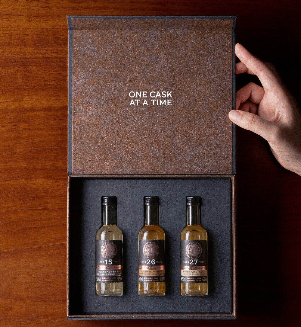 Die geöffnete Tasting-Box, drei Einzelfass-Miniaturen im Einsatz