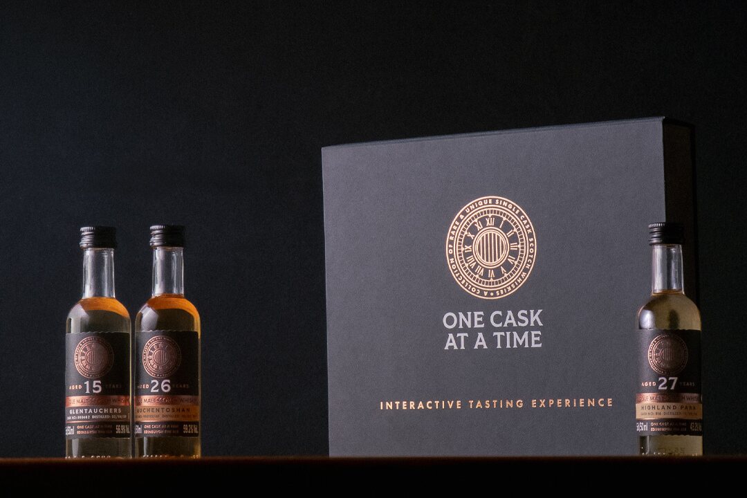 The tasting kit box with its three single cask miniatures